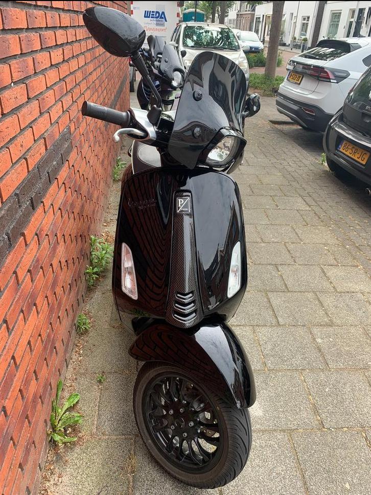 vespa sprint 2016 zwart (geel kenteken), Fietsen en Brommers, Scooters | Vespa, Gebruikt, Overige modellen, Maximaal 45 km/u, Benzine