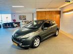Peugeot 207 1.4-16V XS Pack Apk Nieuw,Clima,Cruise,Panoramad, 47 €/maand, Origineel Nederlands, Te koop, Zilver of Grijs