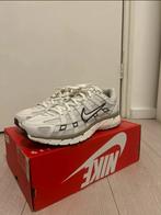 Nike P-6000 – Earth / Light Bone – Heren – Maat 44 (Nieuw), Kleding | Heren, Wit, Nike, Ophalen of Verzenden, Zo goed als nieuw