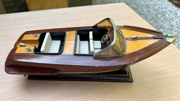 Houten model speedboot RIVA beschikbaar voor biedingen