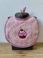 Geborduurde slab, cupcake, kraamcadeautje, baby, Ophalen of Verzenden, Nieuw, Jongetje of Meisje