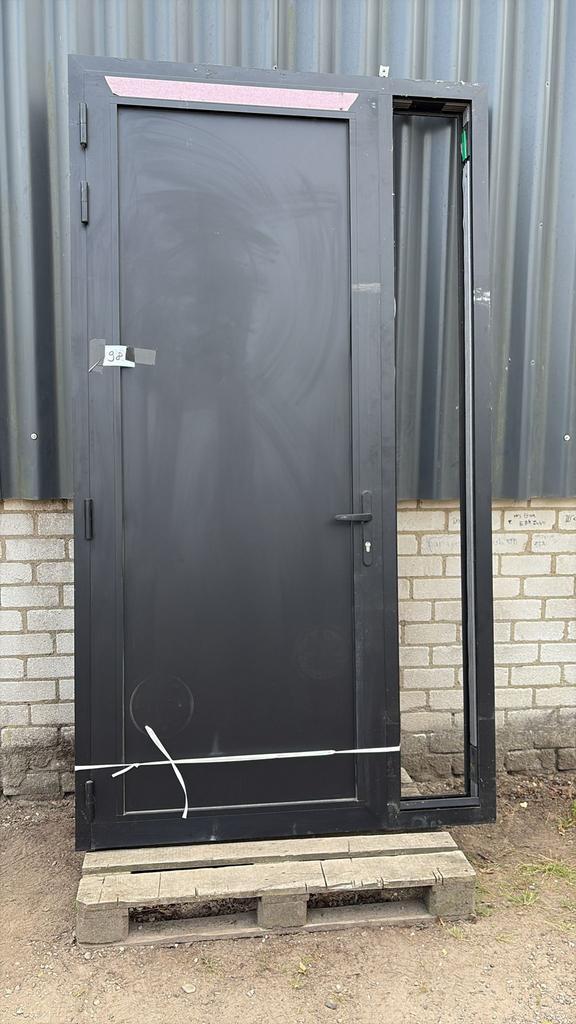 (98) Nieuwe zwarte aluminium deur met zijlicht, Doe-het-zelf en Verbouw, Kozijnen en Schuifpuien, Nieuw, Deurkozijn, Aluminium