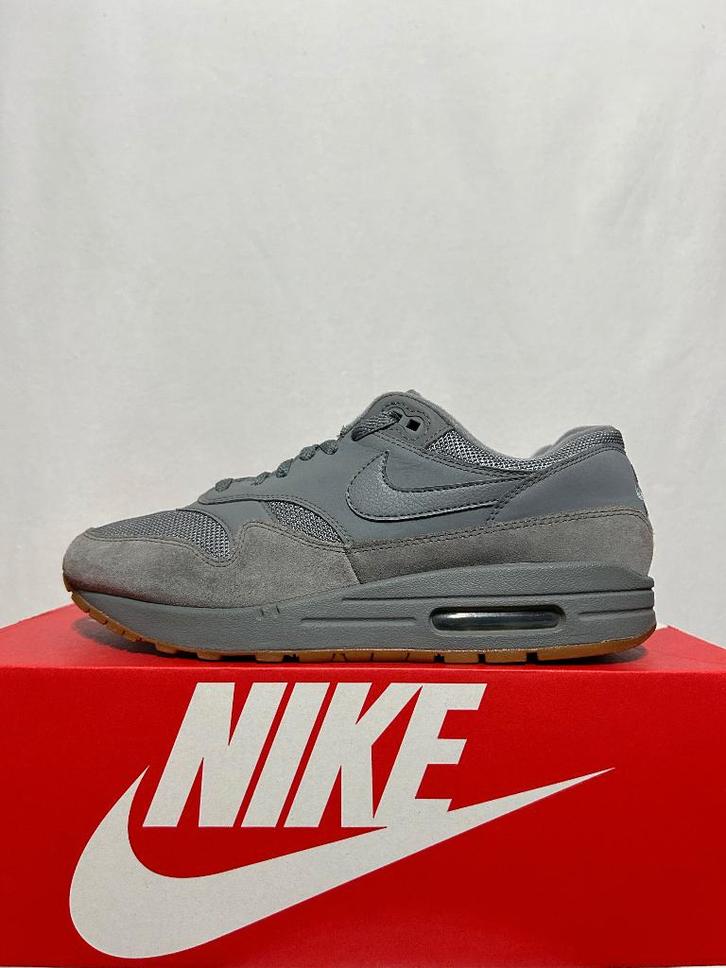 ALS NIEUW! Maat 42 - Nike Air Max 1 Cool Grey Gum, Kleding | Dames, Schoenen, Zo goed als nieuw, Sneakers of Gympen, Grijs, Verzenden
