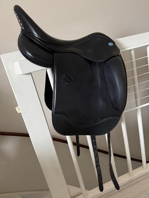 Sella Velluto dressuurzadel kort oplegvlak incl diamantjes, Dieren en Toebehoren, Paarden en Pony's | Zadels, Zo goed als nieuw