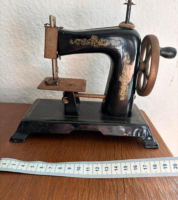 Antiek Naaimachientje van Müller beschikbaar voor biedingen