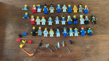 Vintage lego poppetjes met accessoires beschikbaar voor biedingen
