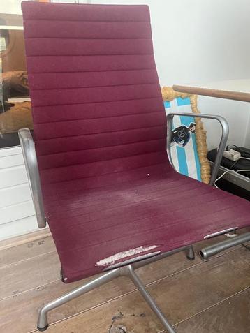 eames bureaustoel beschikbaar voor biedingen