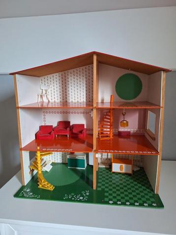 poppenhuis met paar meubels beschikbaar voor biedingen