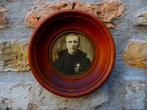 Een rond houten lijstje met een portret van Broeder Isidoor, Ophalen of Verzenden