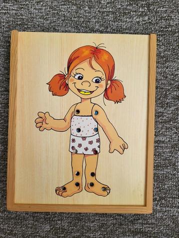 Rijgspel met aankleedpoppen beschikbaar voor biedingen