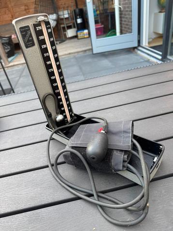 Vintage bloeddrukmeter kwik beschikbaar voor biedingen