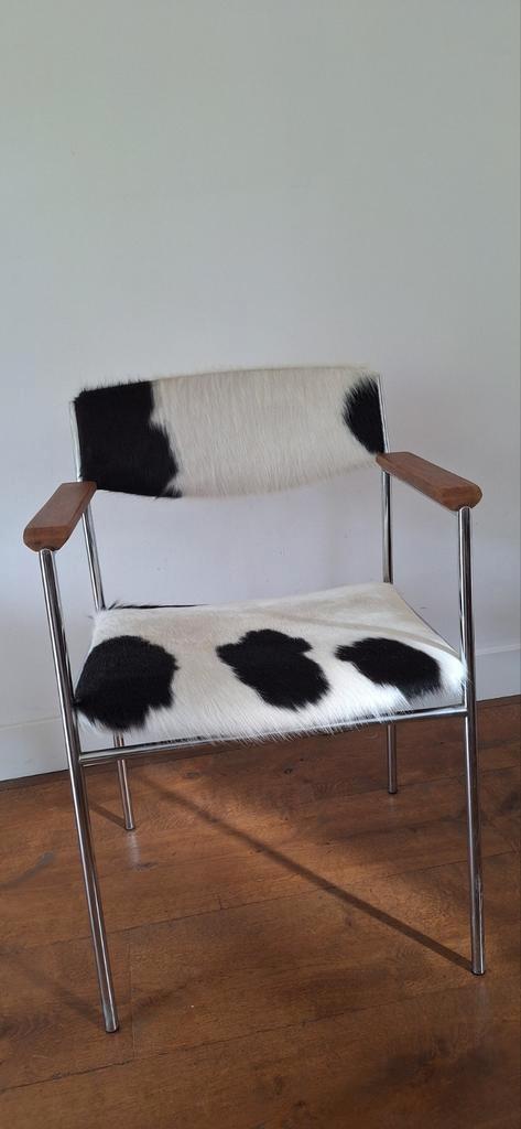 Gijs van der Sluis stoel met koeienhuid, Huis en Inrichting, Stoelen, Zo goed als nieuw, Eén, Overige kleuren, Ophalen
