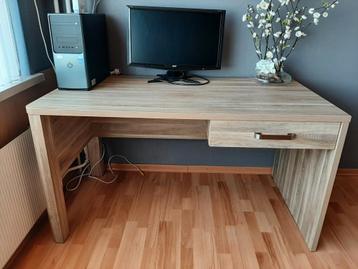 Zeer net bureau,  lichte houtkleur beschikbaar voor biedingen