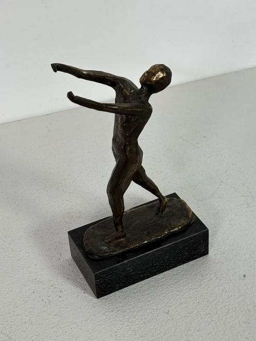 Bronzen Beeld met Patina op Marmeren Sokkel, Antiek en Kunst, Kunst | Beelden en Houtsnijwerken, Ophalen of Verzenden