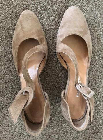 Beige suède schoenen met sleehak (39,5) beschikbaar voor biedingen