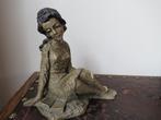 mooi gesigneerd vrouw beeldje 16/15 cm uit massief kunststof, Ophalen of Verzenden