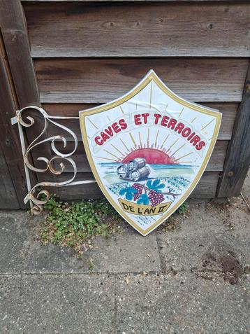 Prachtig oud uithangbord Caves et terroirs met gietijzer beschikbaar voor biedingen