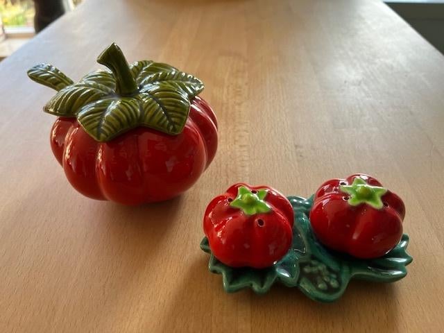 Keramieken Tomaat en peper en zout stel, Keramiek, Overige typen, Ophalen of Verzenden, Zo goed als nieuw