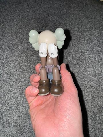 Grijze Kaws Passing Through Companion Vinyl Figure te koop!  beschikbaar voor biedingen