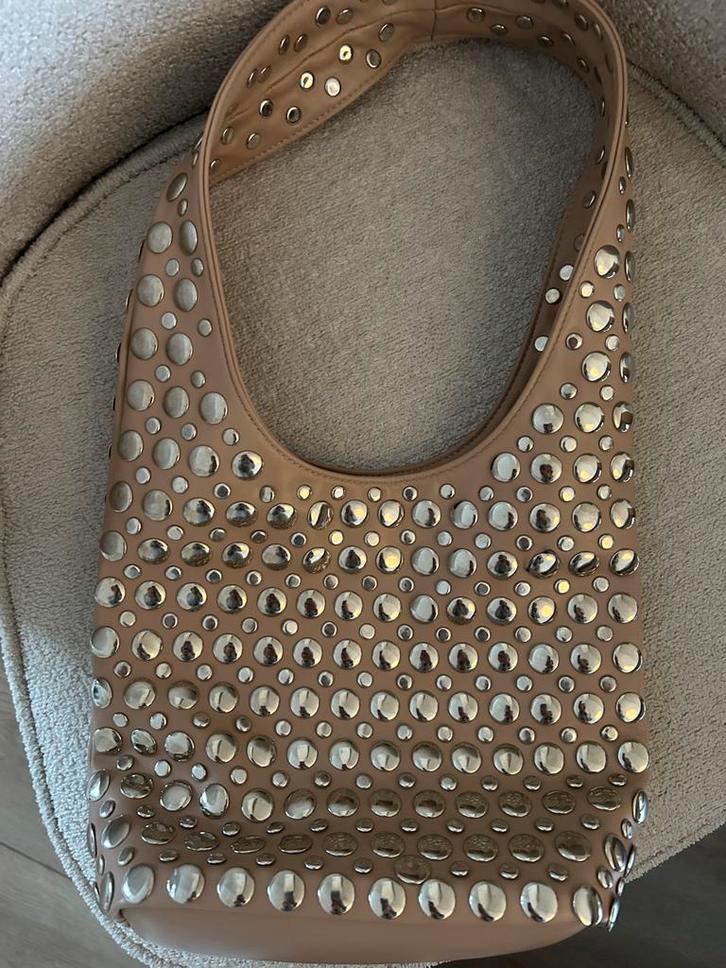 Loavies beige tas met studs, Sieraden, Tassen en Uiterlijk, Tassen | Damestassen, Zo goed als nieuw, Handtas, Beige, Ophalen of Verzenden