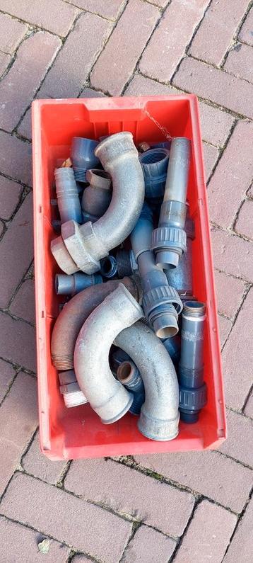 Bak met waterpomp benodigheden. beschikbaar voor biedingen