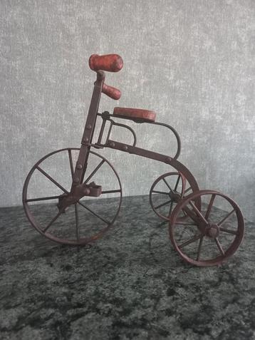 Schattige antieke decoratieve driewieler fiets  beschikbaar voor biedingen