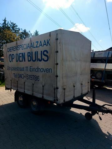 Gesloten aanhanger met huif beschikbaar voor biedingen