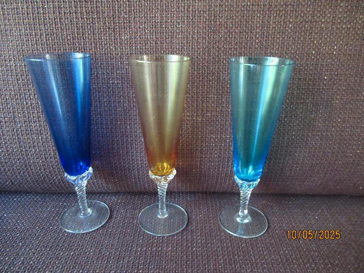 3 OUDE GEKLEURDE MOOIE APARTE GLAZEN MET GEDRAAIDE VOET, Antiek en Kunst, Antiek | Glas en Kristal, Ophalen of Verzenden