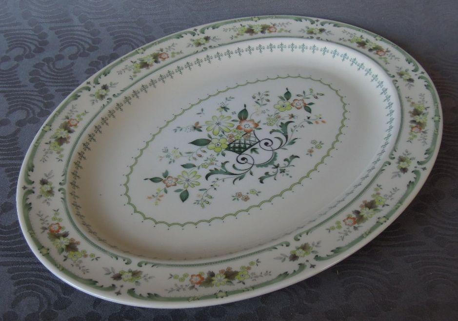 NR TT3: 1 Grote platte Royal Doulton Provencal schaal, Doulton. Tweedehands onbekend, Nieuw, Ophalen of Verzenden, Schaal of Schalen