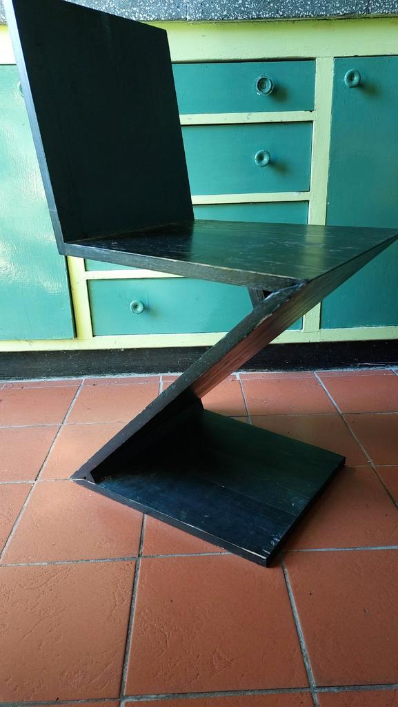 Zwart gebeitst Zigzag Stoel - Uniek Design (Rietveld!), Antiek en Kunst, Antiek | Meubels | Stoelen en Banken, Ophalen of Verzenden