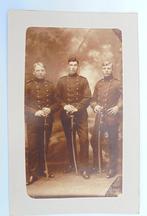 Fotokaart drie Nederlandse militairen met sabel., Ophalen of Verzenden, Voor 1920, Ongelopen, Gelderland