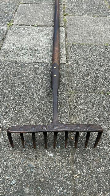 Gietijzer hark vintage. beschikbaar voor biedingen