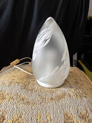 Antieke Lamp met Glazen Kap beschikbaar voor biedingen