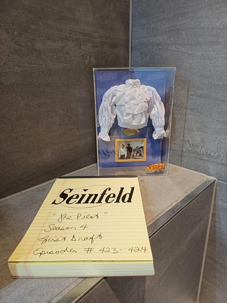 Seinfeld "the puffy shirt" en script "the Pilot" season 4, Verzamelen, Film en Tv, Zo goed als nieuw, Overige typen, Ophalen of Verzenden