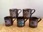 Vijf mokken staffordshire ironstone bruin met bloem, Huis en Inrichting, Ophalen of Verzenden, Zo goed als nieuw, Overige stijlen
