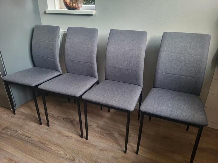 4 Jysk Eetkamerstoelen - Gestoffeerd en Netjes, Huis en Inrichting, Stoelen, Grijs, Ophalen