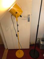 Nep filmlamp vloerlamp geel In hoogte verstelbaar, Huis en Inrichting, Lampen | Vloerlampen, Ophalen, Gebruikt, 100 tot 150 cm