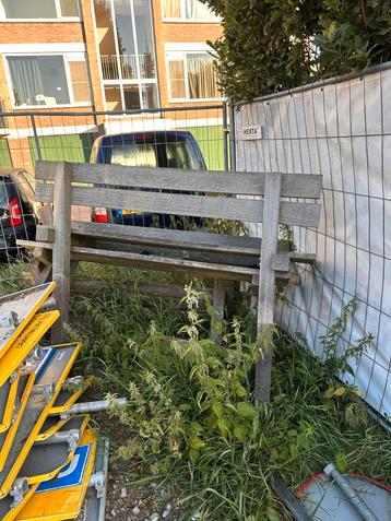 3 houten banken beschikbaar voor biedingen