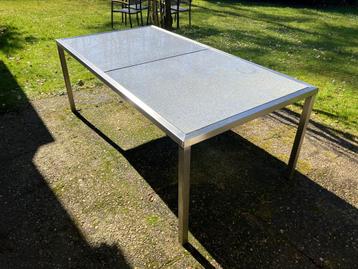 tuintafel met stalen frame en natuurstenen blad beschikbaar voor biedingen