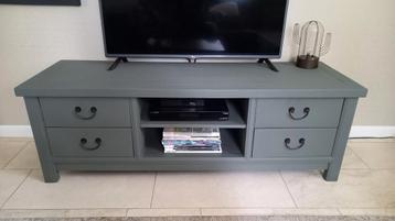 TV-meubel met lades en open vak.