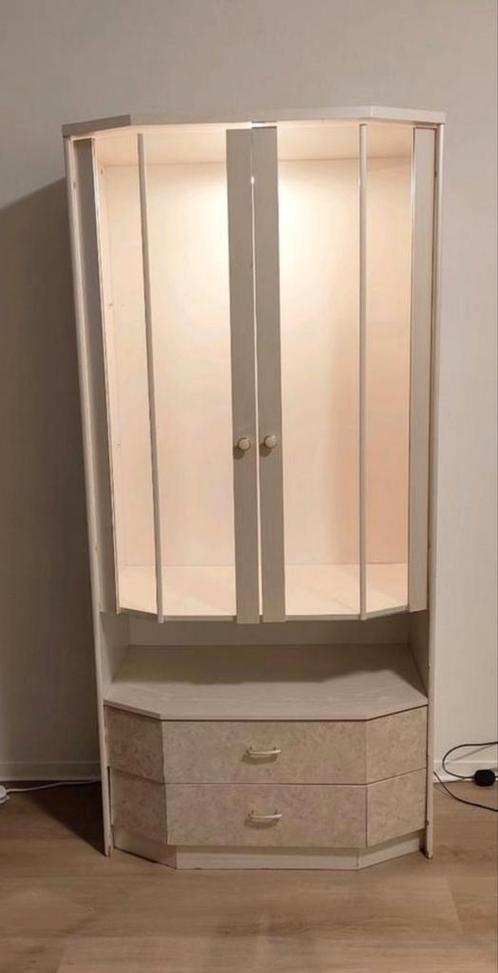 Mooie grote vitrinekast crème kleur met licht en glasplaat, Huis en Inrichting, Kasten | Vitrinekasten, Gebruikt, 150 tot 200 cm