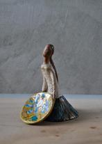 Oud beeldje Meisje met Schaal Keramiek GELIJMD 9 cm, Antiek en Kunst, Antiek | Keramiek en Aardewerk, Ophalen of Verzenden