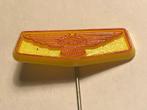 Plastic JAGUAR AUTOMERK Speld (Geel/Oranjerood)., Verzamelen, Speldjes, Pins en Buttons, Verzenden, Zo goed als nieuw, Transport