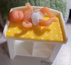 Poppenhuis siliconen baby op comode, Ophalen of Verzenden, Poppenhuis