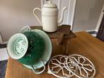 Brocante emaille vergiet en koffiepot/onderzetters, Antiek en Kunst, Antiek | Emaille, Ophalen of Verzenden