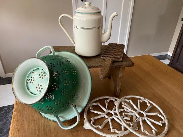 Brocante emaille vergiet en koffiepot/onderzetters, Antiek en Kunst, Antiek | Emaille, Ophalen of Verzenden