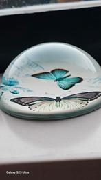 Glazen halve bol briefgewicht met vlinders, Ophalen of Verzenden, Gebruikt, Dier of Natuur, Button