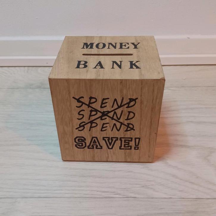 Z.G.A.N LEUKE SPAARPOT LEUK B.V ALS CADEAU MET GELD ERIN, Verzamelen, Spaarpotten, Zo goed als nieuw, Overige thema's, Hout, Ophalen of Verzenden