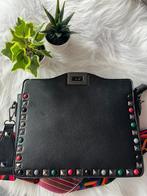 Mooie tas met studs en kleurrijke schouderband, Sieraden, Tassen en Uiterlijk, Tassen | Damestassen, Ophalen of Verzenden, Zo goed als nieuw