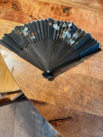 Vintage Handwaaier met Bloemen beschikbaar voor biedingen